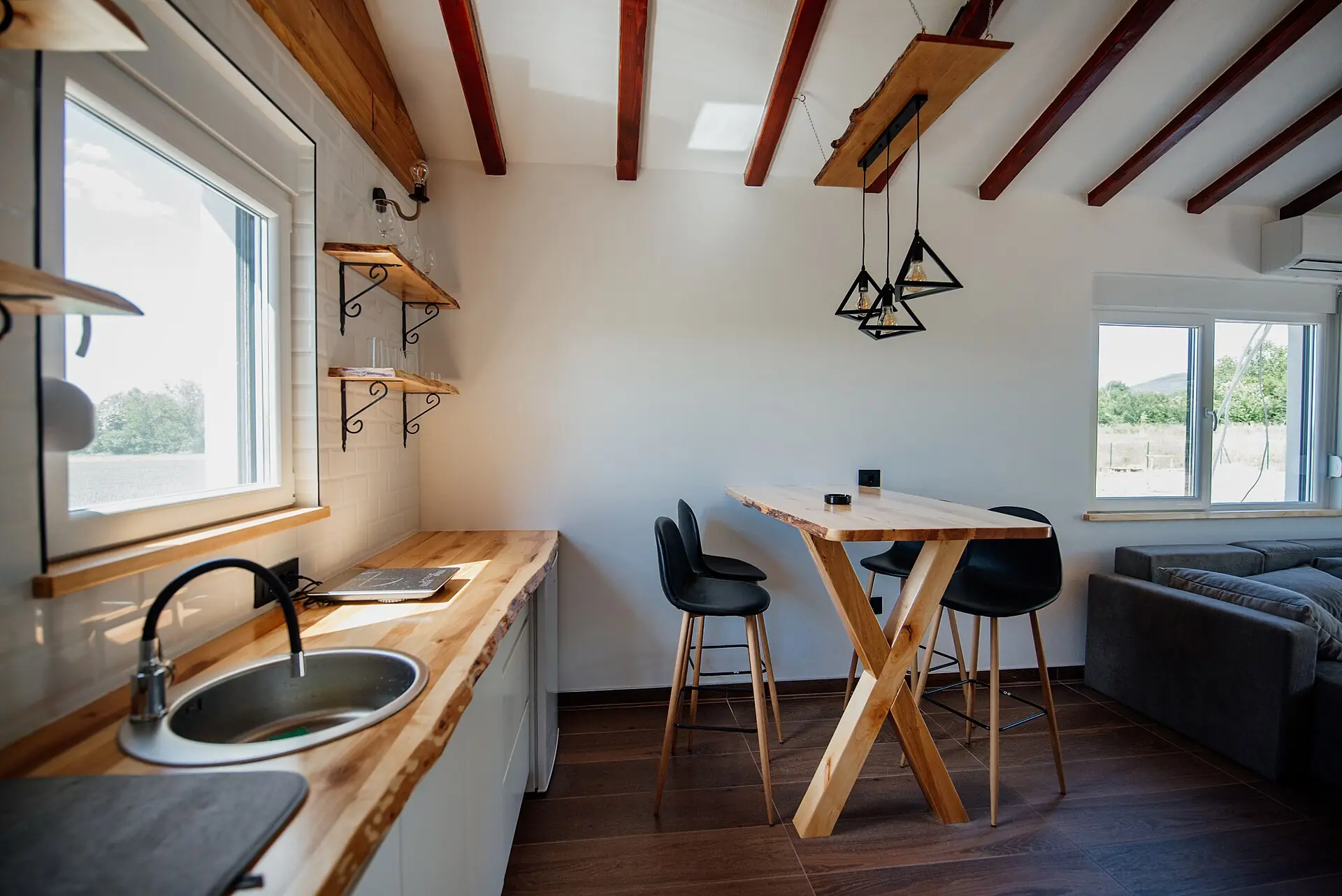 Cuisine ouverte sous poutres apparentes