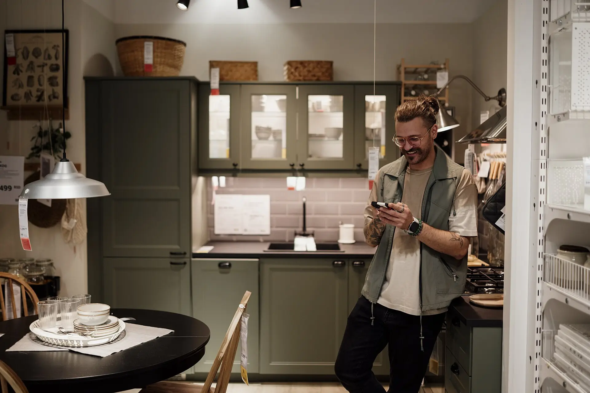 Client découvrant les modèles d'un showroom de cuisines